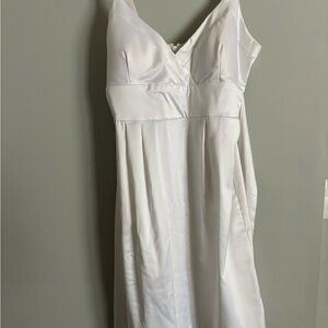 Elegant White Sleeveless Dress